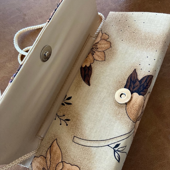 Hand painted, beaded and embroidered small cloth evening bag. - Picture 2 of 8